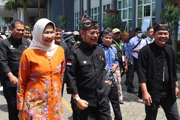 Mentan RI didampingi Wali Kota Batu, Dewanti Rumpoko menuju Graha Pancasila Among Tani. (ist) - Mentan RI Buka Rembug KTNA di Kota Batu