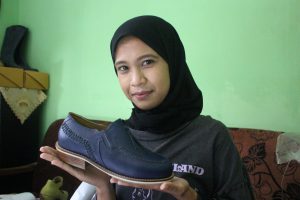 nabella dengan sepatu roduksi mereka