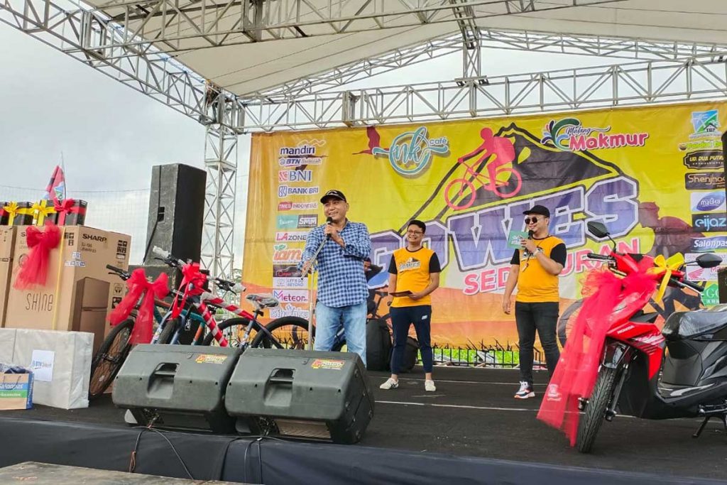 Owner NK Cafe, Djoni Sujatmoko, mengapresiasi animo peserta Gowes Seduluran. (ist) -