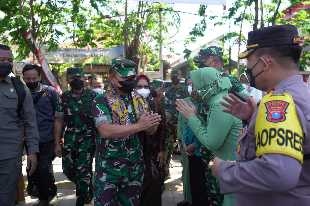 pangdam v brawijaya mendampingi kasad jenderal tni dr. dudung abdurachman kunjungannya ke kampung pancasila