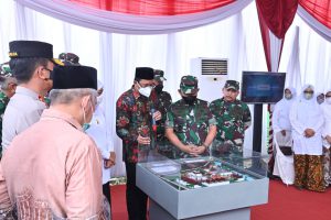 pangdam v brawijaya mendampingi kasad jenderal tni dudung abdurachman pada acara peletakan batu pertama revitalisasi makam auliya sono