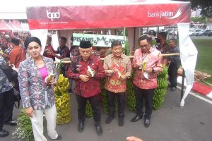 para tamu vip yang tengah meninjau lapak prodak prodak unggulan malang