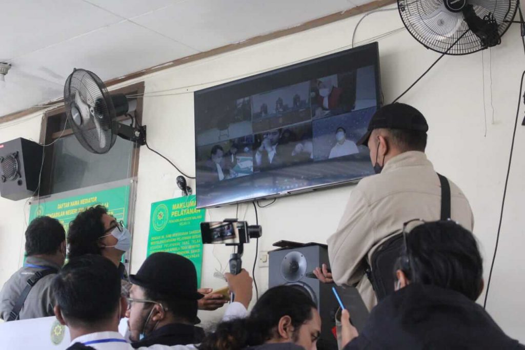 para wartawan menunggu bacaan putusan persidanga je di luar pengadilan
