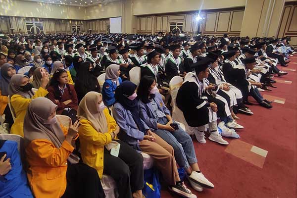 Para wisudawan-wisudawati IKIP Budi Utomo. (rhd) - IKIP Budi Utomo Cetak Lulusan Berkemampuan Olahnalar dan Olahrasa