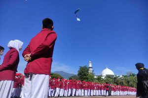 Paramotor membawa bendera UMM Pasti mengelilingi area kampus sambut Maba. (rhd) - Parade Udara Sambut 7.500 Maba dalam Pesmaba UMM 2022