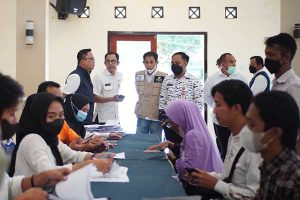 Pelaksanaan penyaluran BLT BBM oleh Dinsos Batu bersama PT. Pos Indonesia. (ist) - Sempat Tertunda, Pemkot Batu Kembali Salurkan BLT BBM