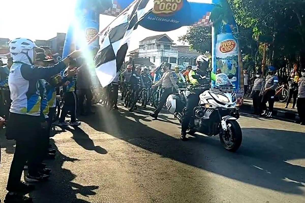 Pelepasan peserta Gowes Wisata Nasional. (ist) - Awali HUT ke-21 Kota Batu, Tour Gowes Wisata Nasional Berangkatkan 1.200 Goweser
