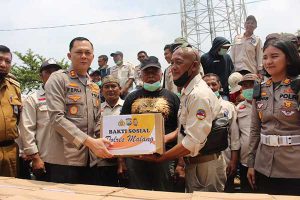 Pemberian paket bantuan sembako kepada sopir jeep. (ws6) - Kapolres Malang Lanjutkan Berikan Bantuan untuk Masyarakat yang Terdampak Kenaikan BBM