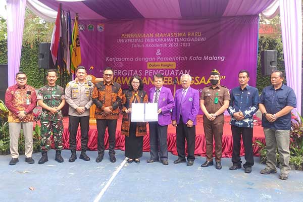 Pemkot Malang dan Unitri menunjukkan MoU Sinergisitas Wawasan Kebangsaan. (rhd) - Unitri Gandeng Pemkot Malang Jalin Sinergisitas Wawasan Kebangsaan