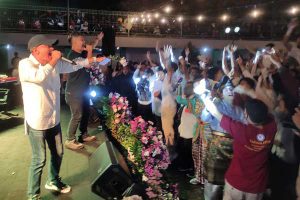 Penampilan Rektor IBU duet mahasiswa menghibur maba. (rhd) - Maba IKIP Budi Utomo 'Konser Heppiee' Samba Nusantara #2