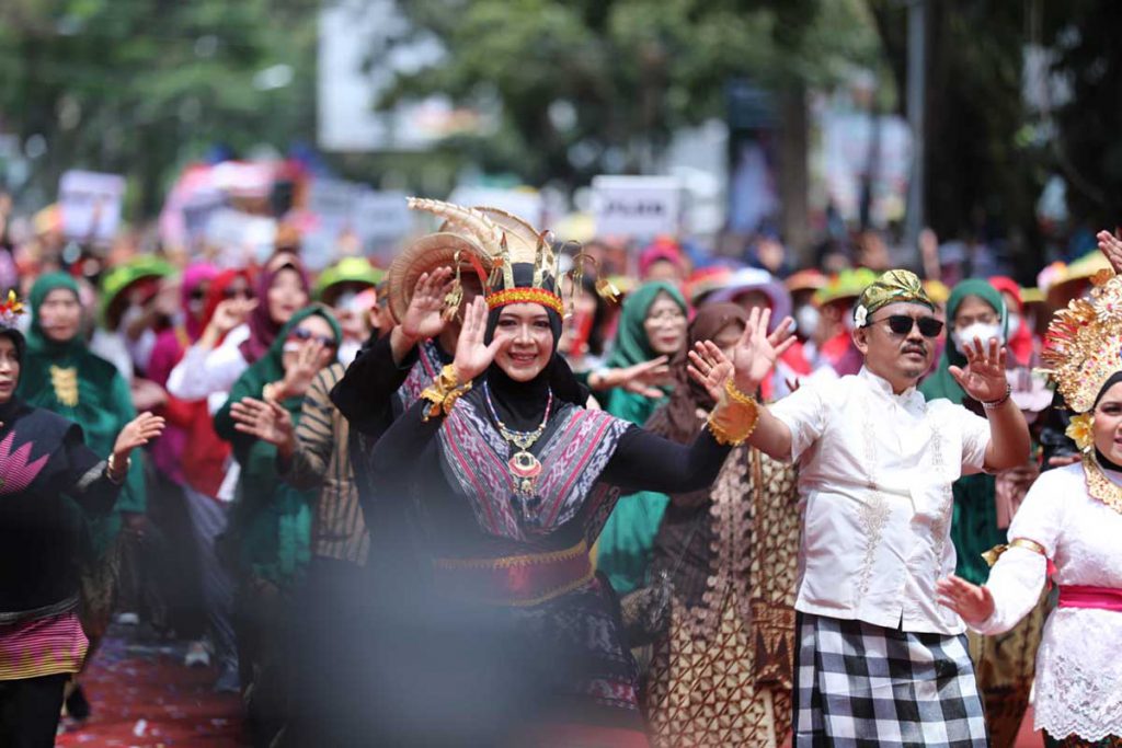 Penampilan para ASN, instansi, organisasi masyarakat dan komunitas. (ist) - Karnaval Kota Malang 'Malang Bermartabat', Pestanya Budaya Nusantara