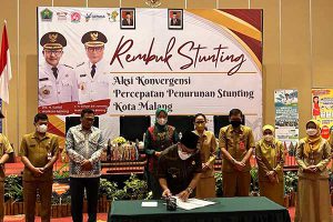 Penandatangan oleh Wali Kota Malang, Sutiaji, diikuti oleh beberapa kepala dinas, terkait Rembuk Stunting. (bim) - Rembuk Stunting, Akselerasi Wujudkan Kota Malang Bebas Stunting