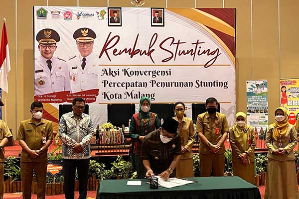 Penandatangan oleh Wali Kota Malang, Sutiaji, diikuti oleh beberapa kepala dinas, terkait Rembuk Stunting. (bim) - Rembuk Stunting, Akselerasi Wujudkan Kota Malang Bebas Stunting
