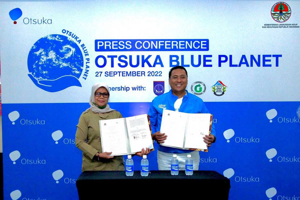 Penandatanganan MoU antara PT Amerta Indah Otsuka bersama KLHK. (ist) - Otsuka Blue Planet, Selamatkan Bumi dari Sampah Plastik