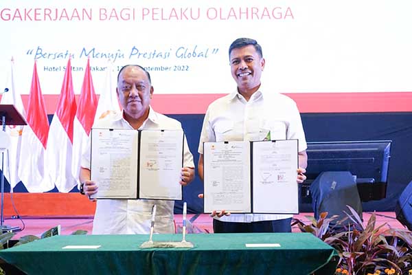 Penandatanganan nota kesepahaman oleh Direktur Utama BPJAMSOSTEK, Anggoro Eko Cahyo dan Ketua Umum KONI Pusat, Marciano Norman. (ist) - Risiko Tinggi, KONI Beri Perlindungan Atlet Lewat BPJS Ketenagakerjaan