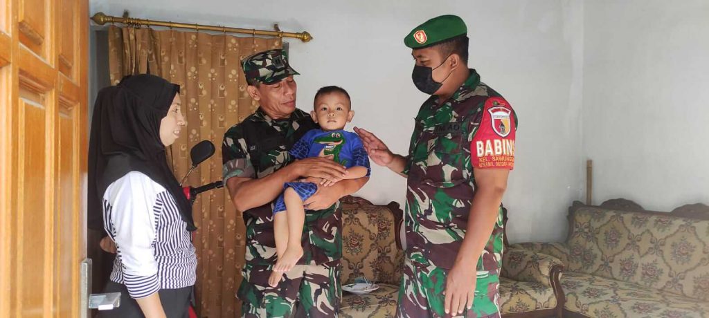 pendam v brawijaya bersama babinsa saat pendaataan stunting di kelurahan sawunggaling wononokromo