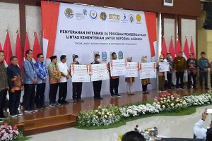 Penerima Bantuan Pemberdayaan Lintas Kementrian untuk Performa Agraria. (dik) - Moeldoko Serahkan Bantuan Lanjutan Lintas Kementerian bagi Penerima Sertifikat Redistribusi