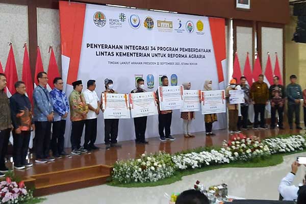 Penerima Bantuan Pemberdayaan Lintas Kementrian untuk Performa Agraria. (dik) - Moeldoko Serahkan Bantuan Lanjutan Lintas Kementerian bagi Penerima Sertifikat Redistribusi