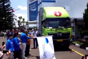 Pengiriman pertama botol plastik dengan komposisi 30 persen berbahan dasar daur ulang. (rhd) - Otsuka Blue Planet, Selamatkan Bumi dari Sampah Plastik