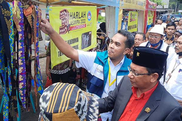 Peninjauan ke expo hasil produk kreatif dan UMKM. (dik) - Tiga Tahun Harlah Asmipa, Siap Berkolaborasi untuk Maju Bersama