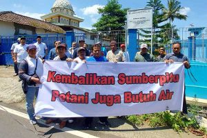 Penyegelan Tandon Simpar Perumda Tugu Tirta Kota Malang yang terletak di Desa Wringinanom, Kecamatan Poncokusumo. (ist) - Polemik Sumber Pitu, Bupati Malang: Itu B to B, Bukan G to G