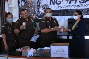 Penyerahan uang hasil sitaan Kejari Batu dalam Kasus Tipikor di Bapenda Batu. (ist) - Kejari Batu Pulihkan Kerugian Keuangan Negara Akibat Tipikor