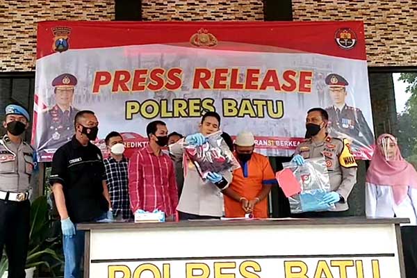 Pers rilis kasus persetubuhan ayah kepada anak tiri. (dik) - Bejat! Bapak Tiduri Anak Tiri Sejak SMP