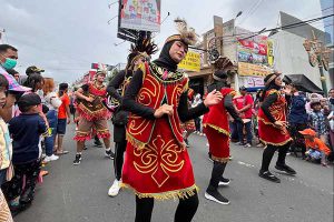 Peserta Karnaval Kota Malang memakai pakaian adat. (bim) - Karnaval Kota Malang ‘Bangkit Bermartabat’ Sukses dan Meriah