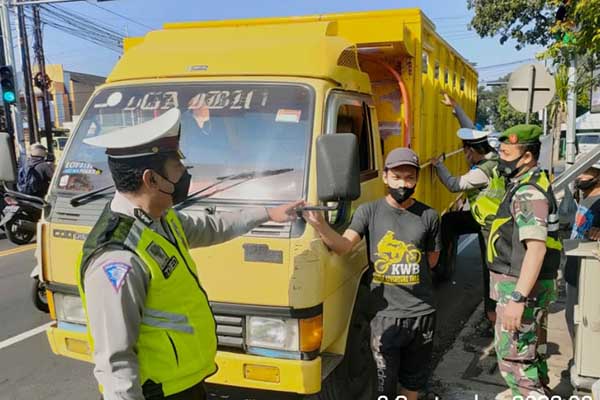 Petugas gabungan Pos Pam penyekatan PMK. (ist) - Babinsa Kodim 0833 Terus Tingkatkan Pos Pam Penyekatan PMK