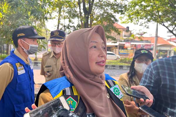 Plt Kepala DPUPRPKP Kota Makang, Ir Diah Ayu Kusumadewi, saat menjawab pertanyaan awak media. (bim) - Menuju 2028 Kota Malang Bebas Banjir, Pemkot Fokuskan Masterplan Drainase sebagai Acuan