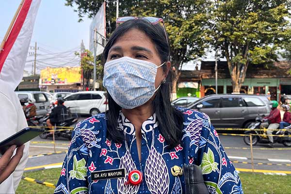 Plt Kepala Disporapar Kota Malang, Ida Ayu Made, saat menjawab pertanyaan awak media. (bim) - Rangsang Atlet Giat Berlatih, Pemkot Malang Siapkan Lapangan Tenis Indoor