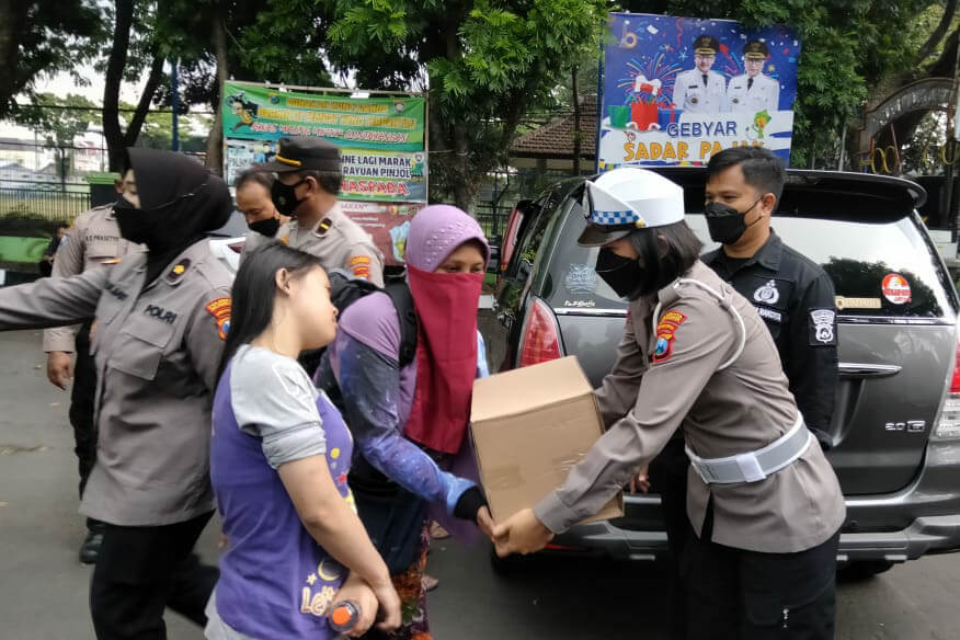 polresta malang kota menyerahkan bantuan