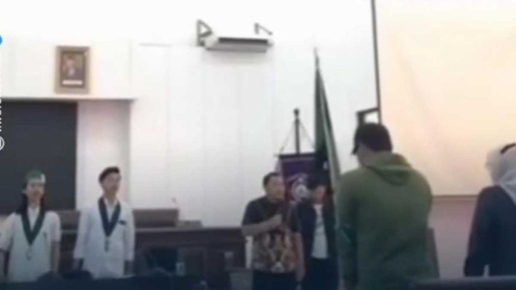 Potongan video viral saat Anang Akhmad salah membacakan Pancasila. (ist) - Tak Hafal Pancasila, Ketua DPRD Lumajang Mundur