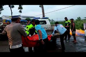 Proses evakuasi korban lantas di Jalan Kebonagung. (ist) - Berusaha Menyalip, Lelaki 66 Tahun Terlindas Truk Gandeng Muatan Kayu