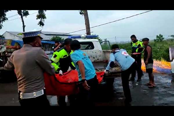 Proses evakuasi korban lantas di Jalan Kebonagung. (ist) - Berusaha Menyalip, Lelaki 66 Tahun Terlindas Truk Gandeng Muatan Kayu