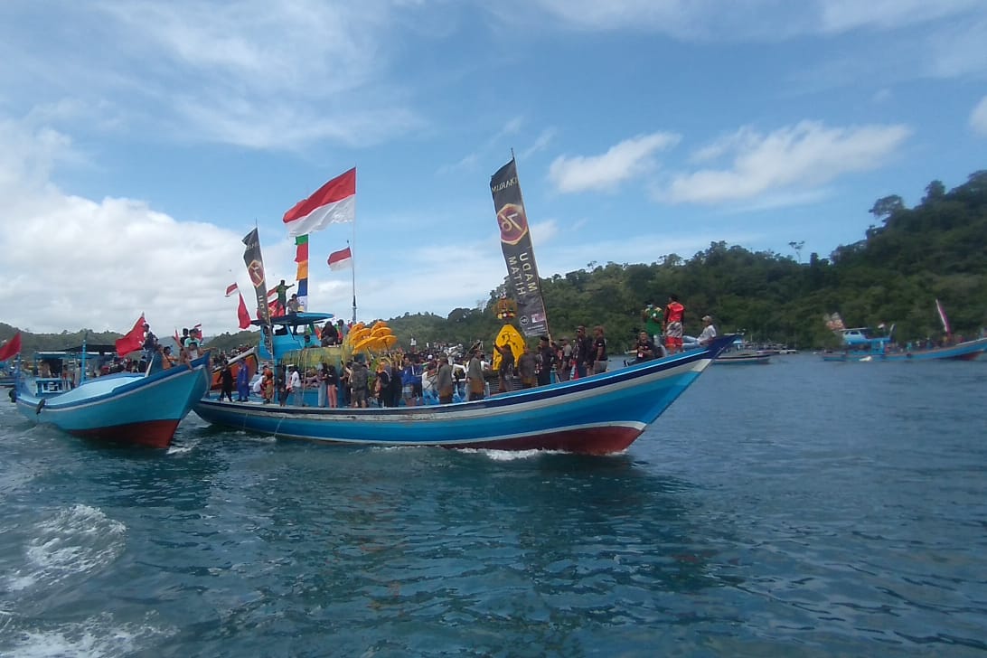proses melarung di pantai sendang biru dalam acara petik laut