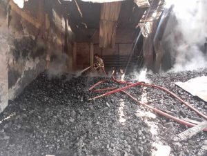 proses pemadaman api saat kebakaran di gudang kayu poncokusumo