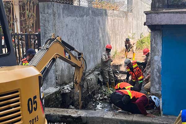 Proses pengangkatan sedimen dan bekas pembongkaran di saluran air. (bim) - Upaya Mitigasi Banjir, Pemkot Malang Bongkar Kontruksi Penghambat Saluran Air