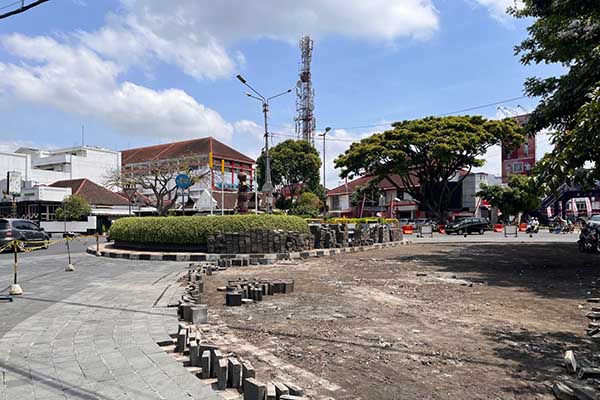 Proses pengerjaan penggantian batu andesit di sekitar monumen Chairil Anwar. (bim) - Garap Zona Tiga Kayutangan, Batu Andesit Patung Chairil Anwar Diganti