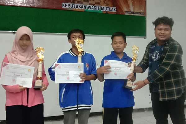Pungky menyerahkan hadiah. (ful) - Klub Catur Pionmas Jombang Jaring Bibit Atlet Profesional