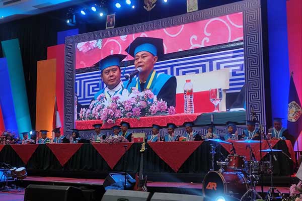 Rektor IBU Malang, Dr Nurcholis Sunuyeko MSi, memberikan wejangan. (rhd) - IKIP Budi Utomo Cetak Lulusan Berkemampuan Olahnalar dan Olahrasa
