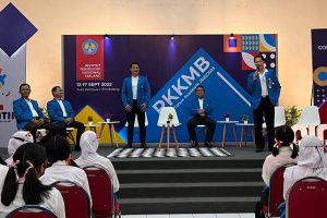 rektor itn prof. dr. eng. ir. abraham lomi msee saat menberikan sambutan dan membuka secara langsung pkkmb tahun akademik 2022 2023.