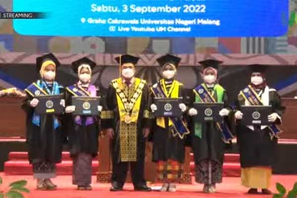 Rektor UM bersama 5 (lima) lulusan terbaik. (ist) - UM Lepas 1.036 Lulusan Wisuda ke-114 Secara Luring