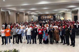 Rektor UWG Malang, bersama Direktur PT Pos Indonesia setelah Kuliah Perdana Mahasiswa Baru. (bim) - UWG Malang Gandeng PT Pos Indonesia Motivasi Mahasiswa Baru
