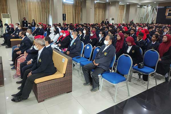 Rektor UWG, jajaran Rektorat dan Dekanat bersama Maba UWG. (rhd) - Ratusan Maba UWG Ikuti PKKMB - Maba Manajemen dan Kelas Karyawan Cukup Tinggi