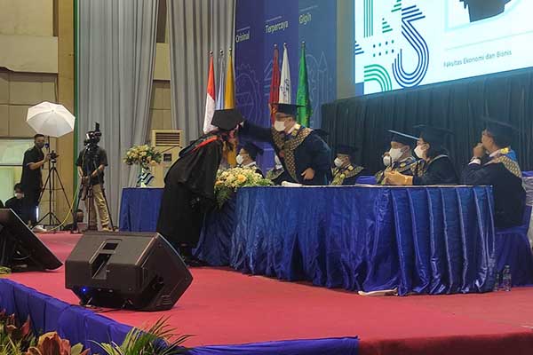 Rektor Universitas Ma Chung mewisuda lulusan. (rhd) - Universitas Ma Chung Wisuda Luring 303 Lulusan