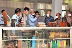 Rombongan BPK RI meninjau hasil produk olahan dari WBP Lapas Kelas I Malang. (ist) - BPK RI Apresiasi Lapas Kelas I Malang Sebagai Lembaga Pemasyarakatan Produktif