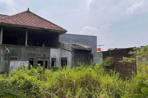 rumah milik heru tidak terurus karena akses jalan tertutup tembok bct