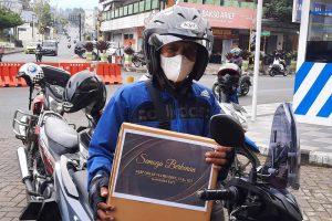 salah satu penarik ojek yang menerima bingkisan dari kapolres batu