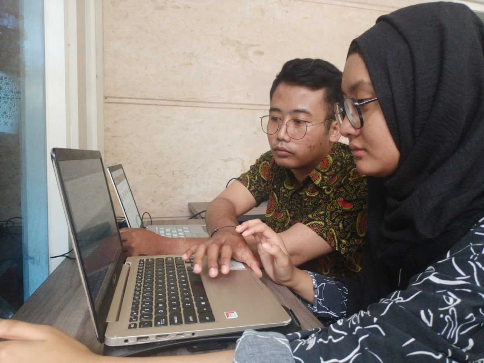 seseorang yang tengah mengoprasikan komputer